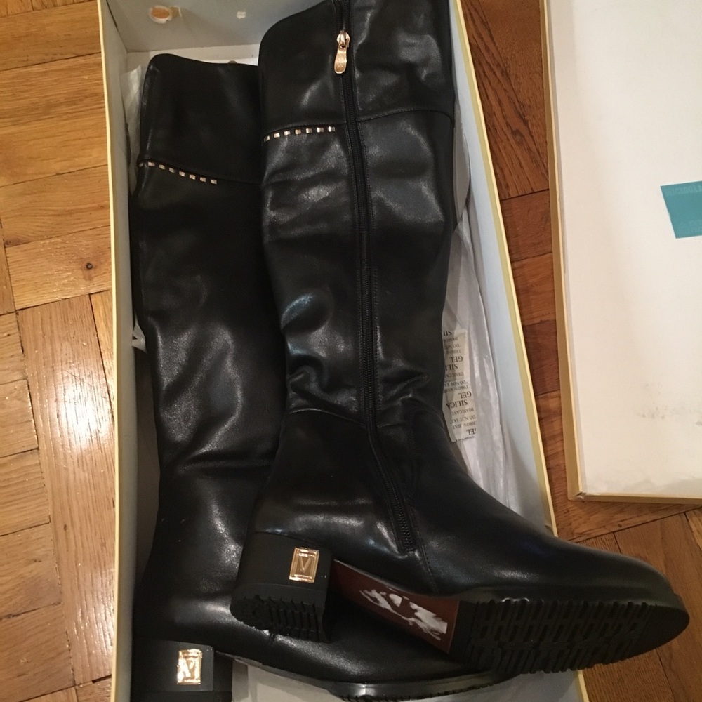 SOLD ✅New with box 1900 BONAVI Black Boots